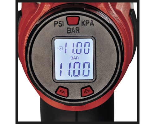 Gros plan de l''écran d''un compresseur d''air affichant la pression des pneus en bar, kilopascal et PSI.