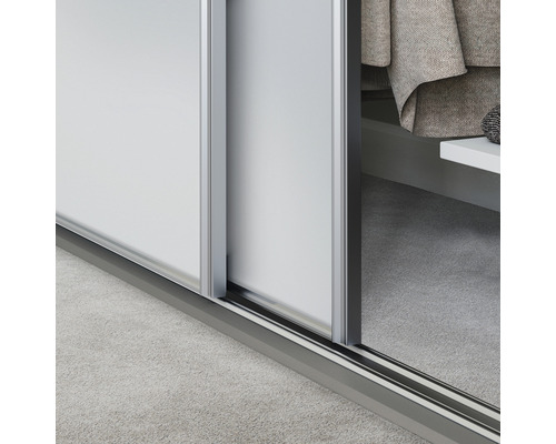 Vue détaillée d''une armoire à portes coulissantes avec cadre en aluminium