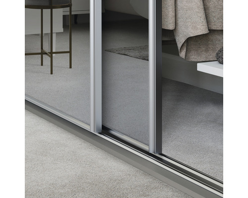 Detailaufnahme eines Kleiderschranks mit Schiebetüren