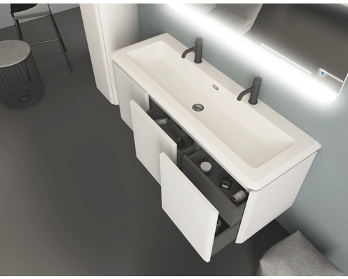 Salle de bains avec meuble sous-lavabo, tiroirs ouverts, robinetterie et miroir avec éclairage
