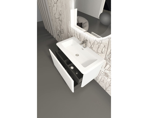 Salle de bains moderne avec lavabo, meuble sous-vasque et miroir