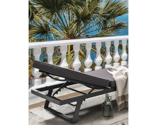 Chaise longue de jardin avec dossier et coussin réglables sur une terrasse avec balustrade