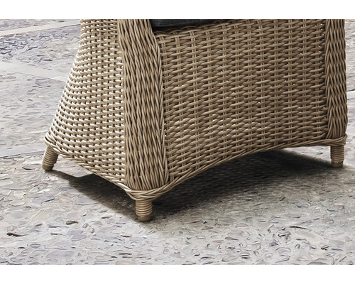 Detailansicht von Korbsessel mit geflochtenem Design und Holzbeinen