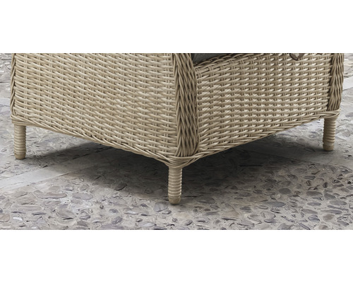 Vue détaillée d''une chaise de jardin tressée avec pieds