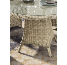 Vue détaillée d''une table de jardin ronde avec plateau en verre et structure en rotin