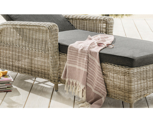 Gartensessel mit geflochtener Oberfläche, Auflage und Handtuch