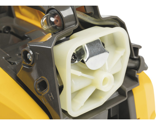 Gros plan d''une tronçonneuse avec pompe d''amorçage et starter