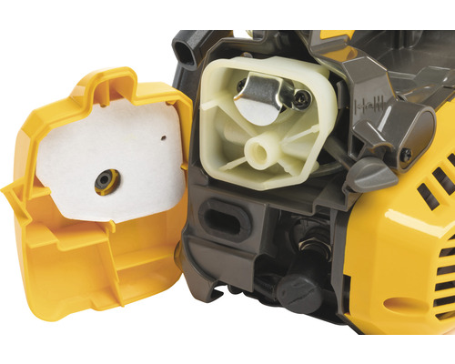 Gros plan d''une tronçonneuse avec filtre à air ouvert