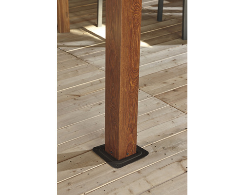 Holzpfeiler mit Montagefuß auf einer Terrasse