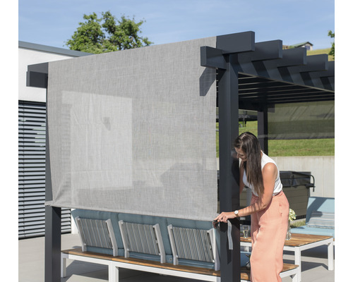 Pergola avec panneau latéral et femme dans le jardin