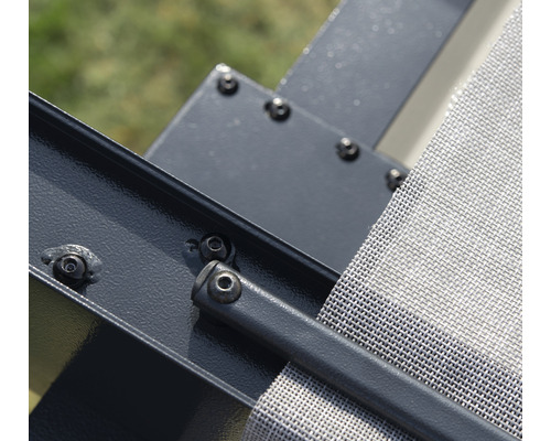 Vue détaillée d''une pergola avec des vis et du textile