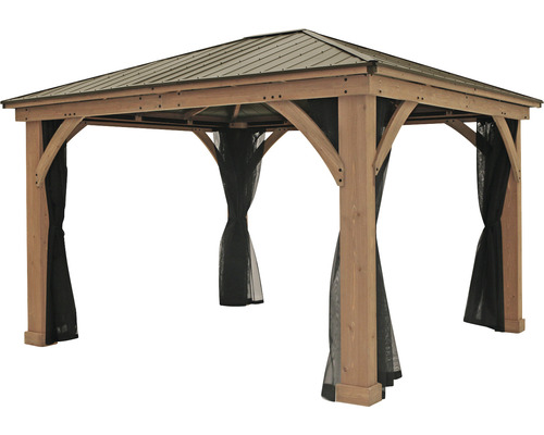 Holzpavillon mit Metalldach und Vorhängen