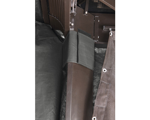 Vue détaillée d''une structure de pavillon avec revêtement en tissu