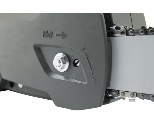 Vue détaillée d''une tronçonneuse avec réglage de la chaîne