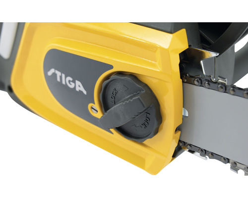 Gros plan sur une tronçonneuse avec le logo Stiga et la fermeture