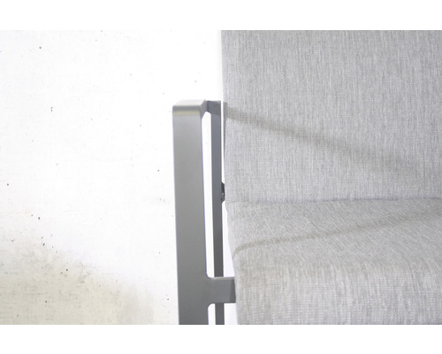 Vue détaillée d''une chaise de jardin grise avec cadre en aluminium et revêtement textile.