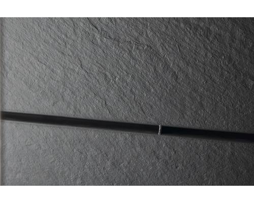 Nahaufnahme einer Wand mit Schieferverkleidung und Fugenprofil