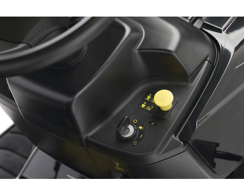 Gros plan des commandes d''un tracteur de pelouse, y compris le contacteur d''allumage et l''embrayage de lame