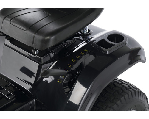 Gros plan sur un tracteur de jardin avec siège, réglage de la hauteur et porte-gobelet