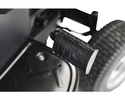 Pédale d''un tracteur de pelouse