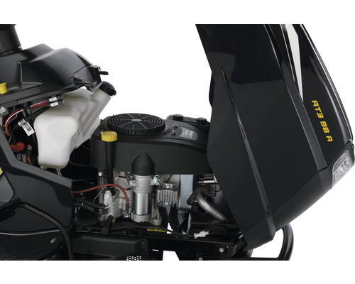 Vue détaillée du moteur d''un tracteur de pelouse