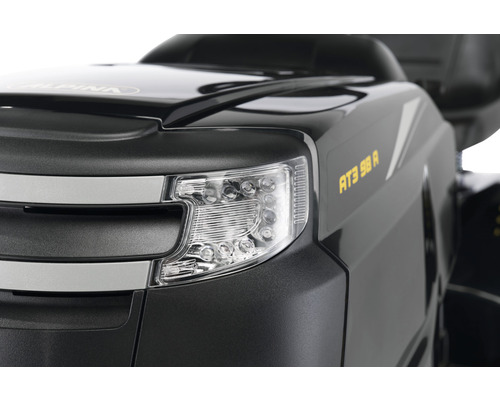 Gros plan d''un tracteur de pelouse avec phare et désignation du modèle