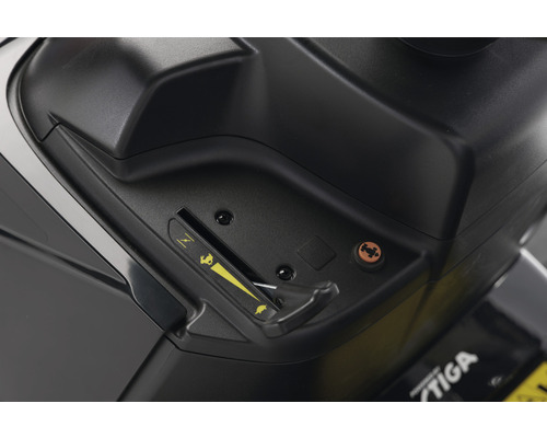 Gros plan d''une commande avec levier et symboles sur un appareil de jardinage Stiga