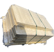 Pile de plaques de bois avec bande de cerclage sur palette