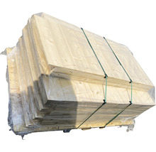 Verpackte Holzplatten auf einer Palette