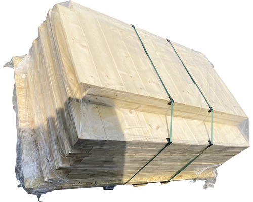 Panneaux de bois emballés sur une palette