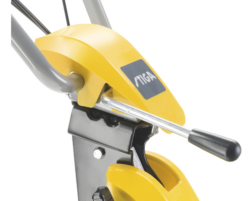 Detailansicht einer Motorhacke mit Bedienelementen und Stiga Logo