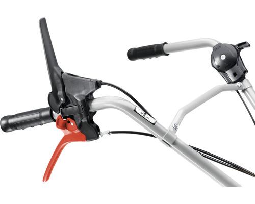 Detailaufnahme der Bedienelemente einer Motorhacke.