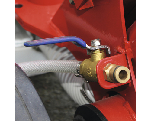 Detailaufnahme eines Kugelhahns an einer Maschine