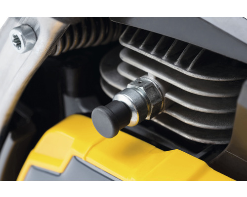 Gros plan d''un moteur avec bougie d''allumage