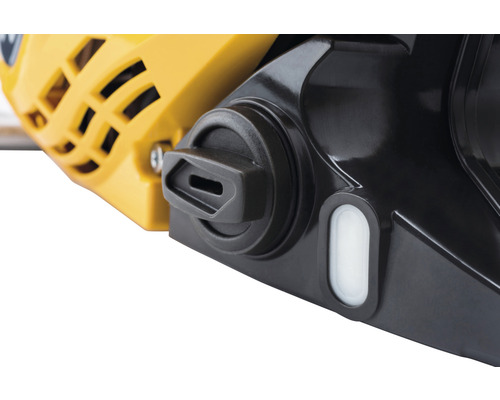 Vue détaillée d''une tronçonneuse avec bouchon de réservoir d''huile et indicateur de niveau