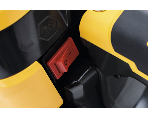 Gros plan d''un interrupteur marche/arrêt rouge sur un appareil