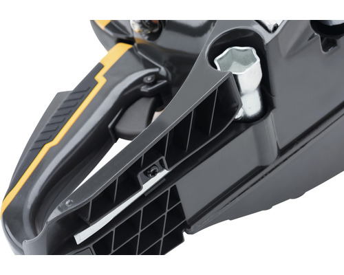 Gros plan d''une tronçonneuse avec poignée et outil