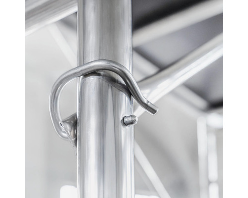 Detailansicht einer Edelstahlstange mit Haken zur Befestigung.