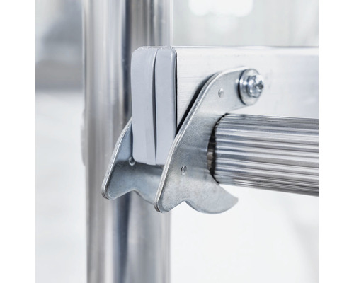 Detailaufnahme einer Aluminiumleiter mit Sicherheitsverriegelung