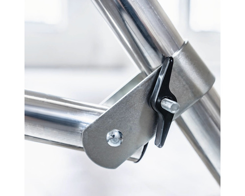 Detailansicht einer Verbindung mit Schraube und Verschluss an einem Metallrohrgestell