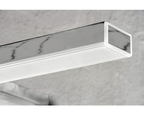 Gros plan d''une lampe de salle de bains LED carrée avec une finition chromée