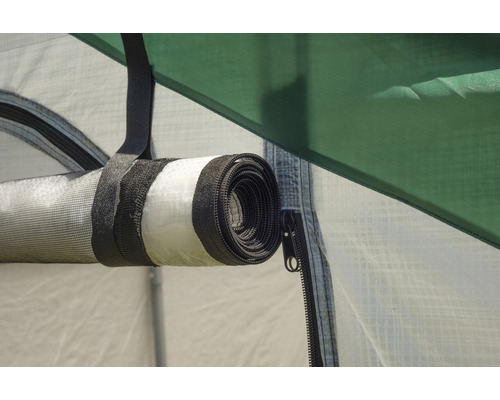 Aufgerollte Zeltplane mit Befestigungsband