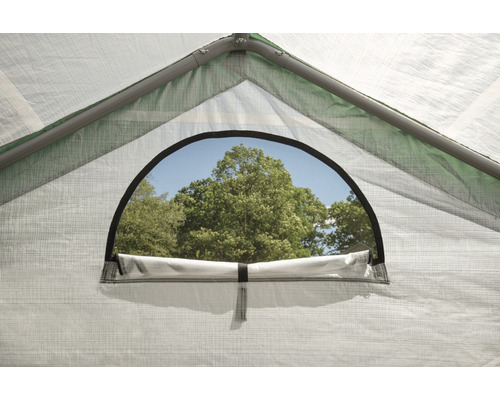 Detailansicht eines Gewächshauses mit geöffnetem Fenster