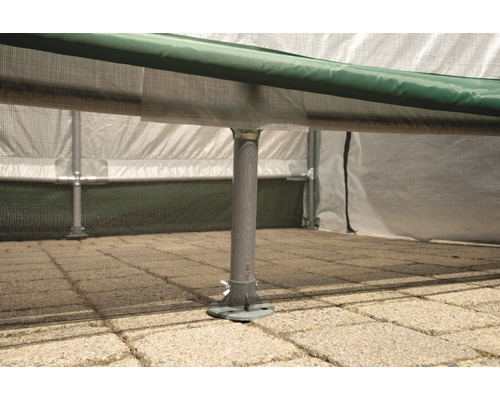 Detailansicht eines Gewächshausfundaments mit Metallständer und Bodenbefestigung