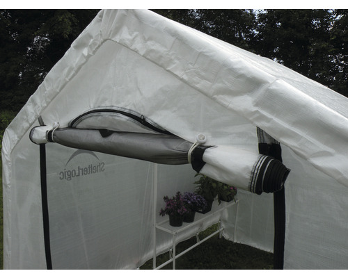 Detailansicht eines Foliengewächshauses mit aufgerollter Tür und Pflanzenregal