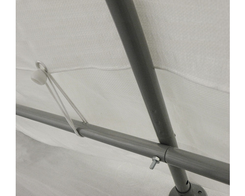 Detailansicht des Zeltinneren mit Gestänge und Befestigung