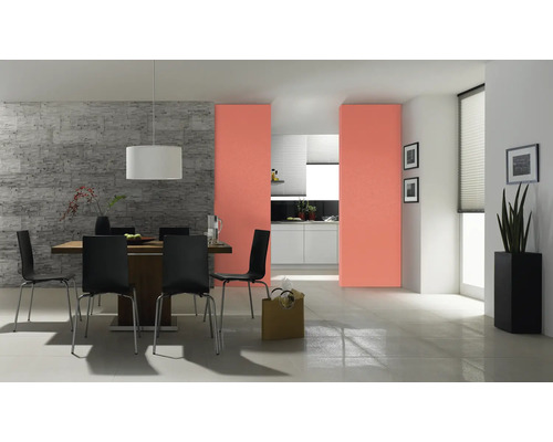 Esszimmer mit Esstisch, Stühlen, Schiebetür und Dekor