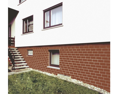 Hausfassade mit Sockel in Backsteinoptik, Fenster und Treppe
