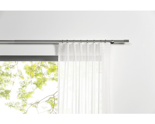 Tringle à rideaux avec rideau blanc devant la fenêtre
