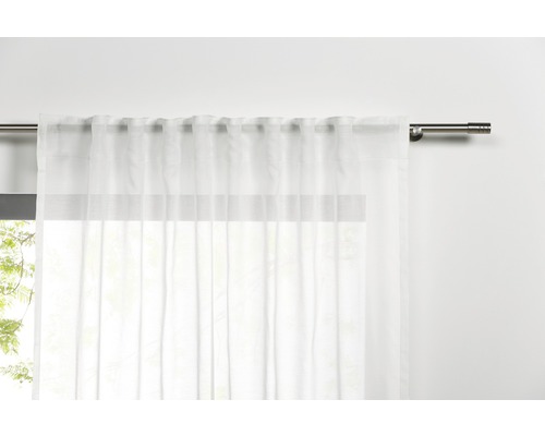 Rideau transparent avec œillets sur une tringle à rideaux